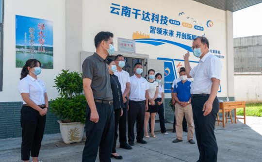 10066209427989463043 调研易地搬迁集中安设点扶贫车间 (1)